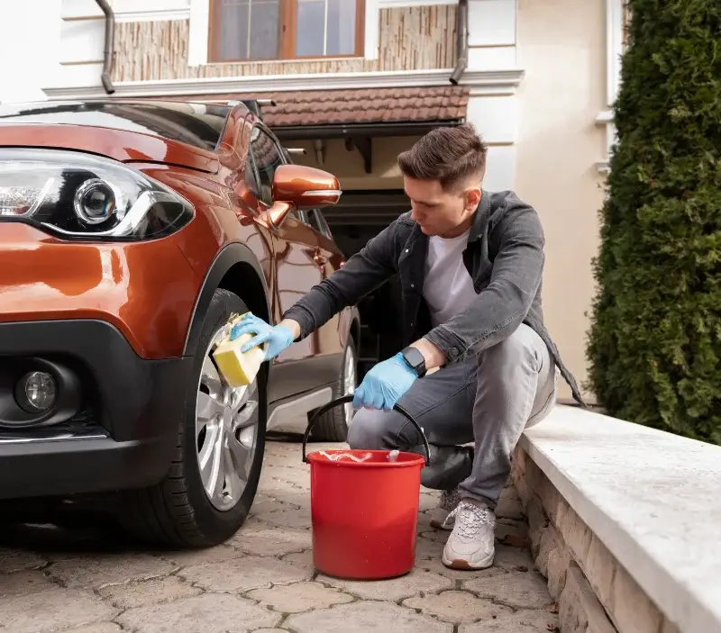 Lavage auto à domicile Lédenon : professionnel intervenant sur un véhicule